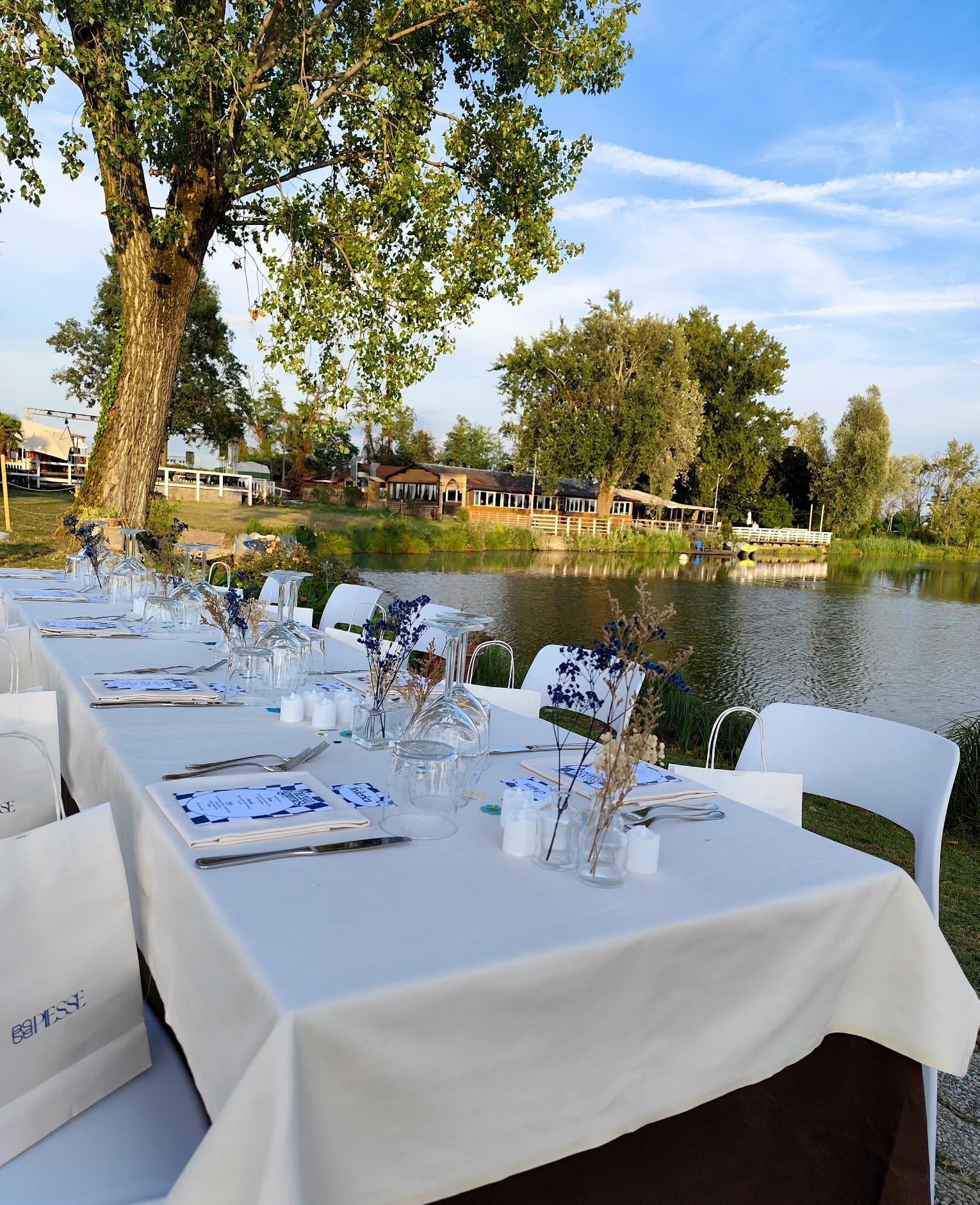 Tavolata per un evento sulla riva del lago