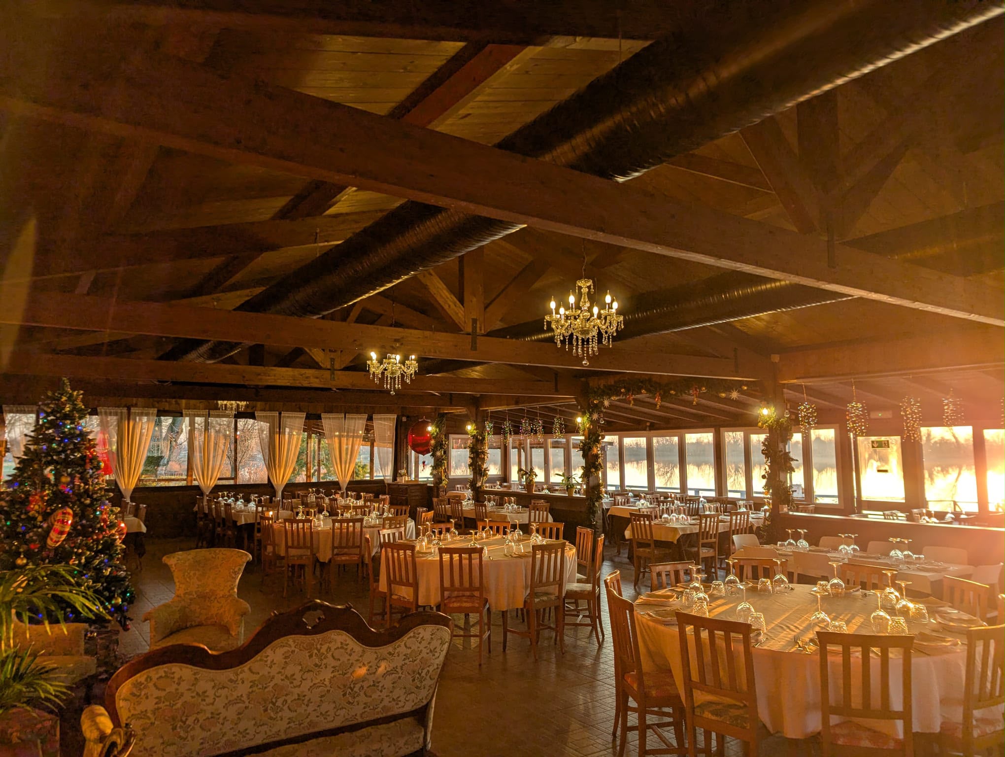 La sala interna con le vetrate sul lago